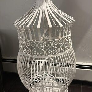 Stunn8ng metal birdcage, this is giant size,3.5 ‘ appx white pure vintage